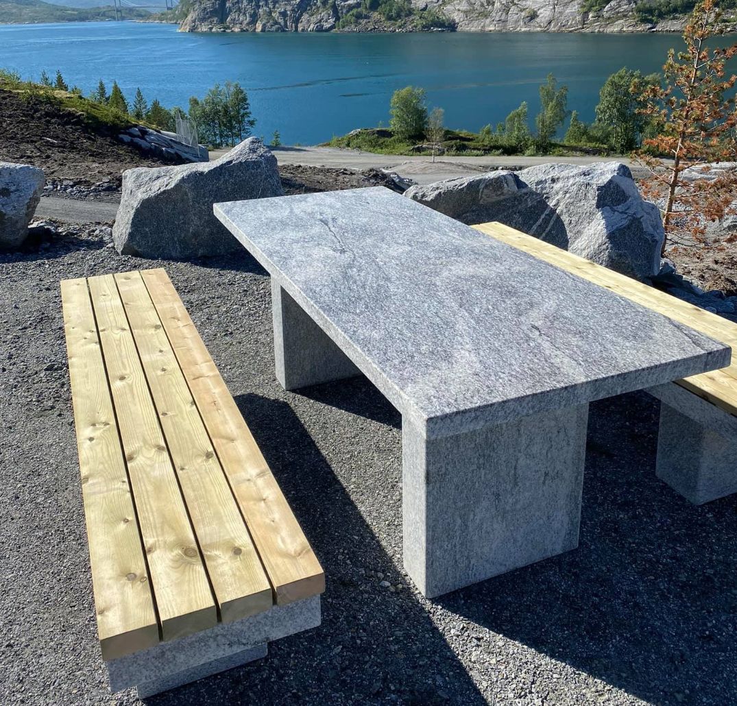 Hvit granittbenkeplate med subtile sorte årer